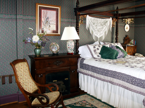 Victorian décor inspired bedroom design