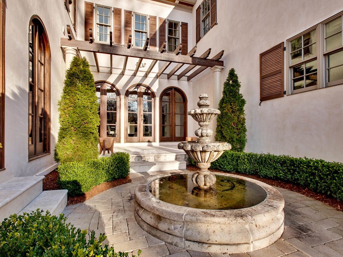 Fountain styled courtyard house design