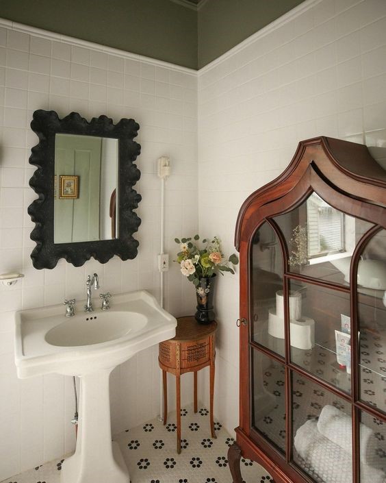 Give a vintage look to your bathroom cupboards