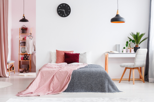 Pink two-colour combination for bedroom walls