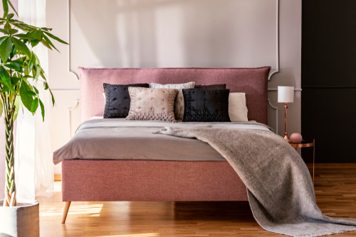 Pink two-colour combination for bedroom walls